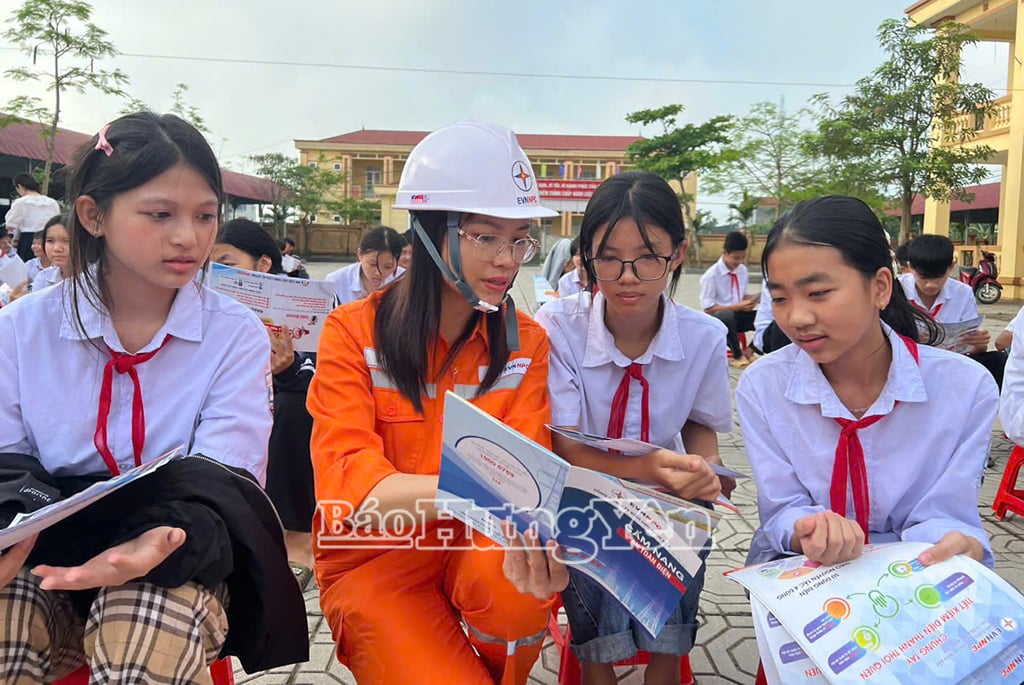 Nhân viên Điện lực thành phố Hưng Yên tuyên truyền về sử dụng điện an toàn tại các trường học