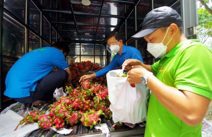 Cán bộ công đoàn huyện Bình Chánh, TP HCM nhận thanh long từ một đơn vị tài trợ cho công nhân khó khăn, tháng 8/2021. Ảnh: An Phương