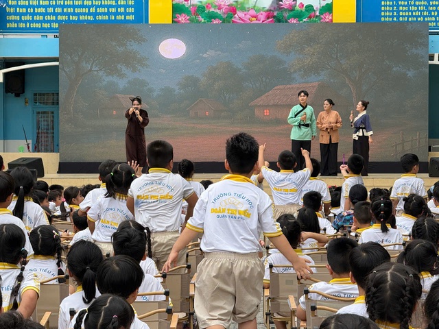 Cérémonie unique de fin d'année scolaire : les élèves regardent des pièces de théâtre, écoutent des messages d'été - Photo 9.