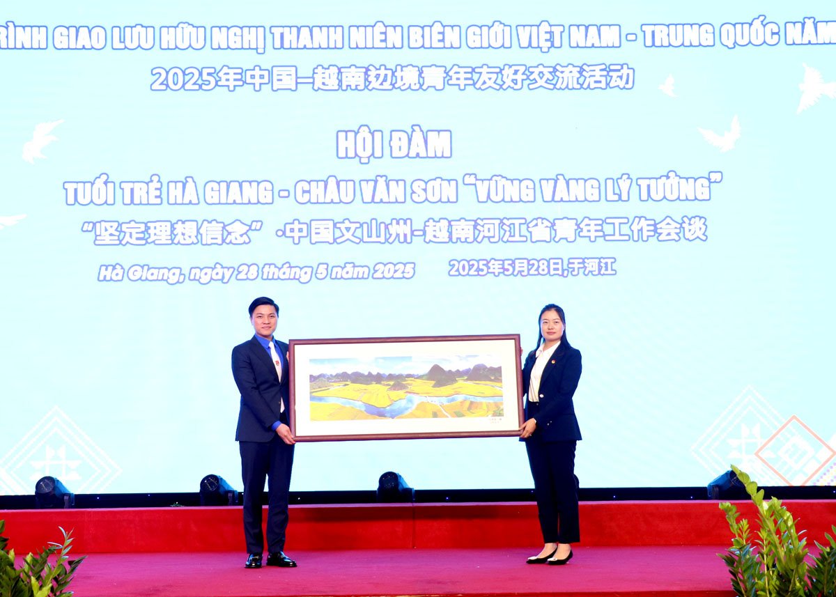 Đồng chí Dương Sỹ Lệ, Bí thư Châu đoàn Văn Sơn, Chủ tịch Hội Liên hiệp Thanh niên Châu Văn Sơn tặng quà cho Tỉnh đoàn Hà Giang.
