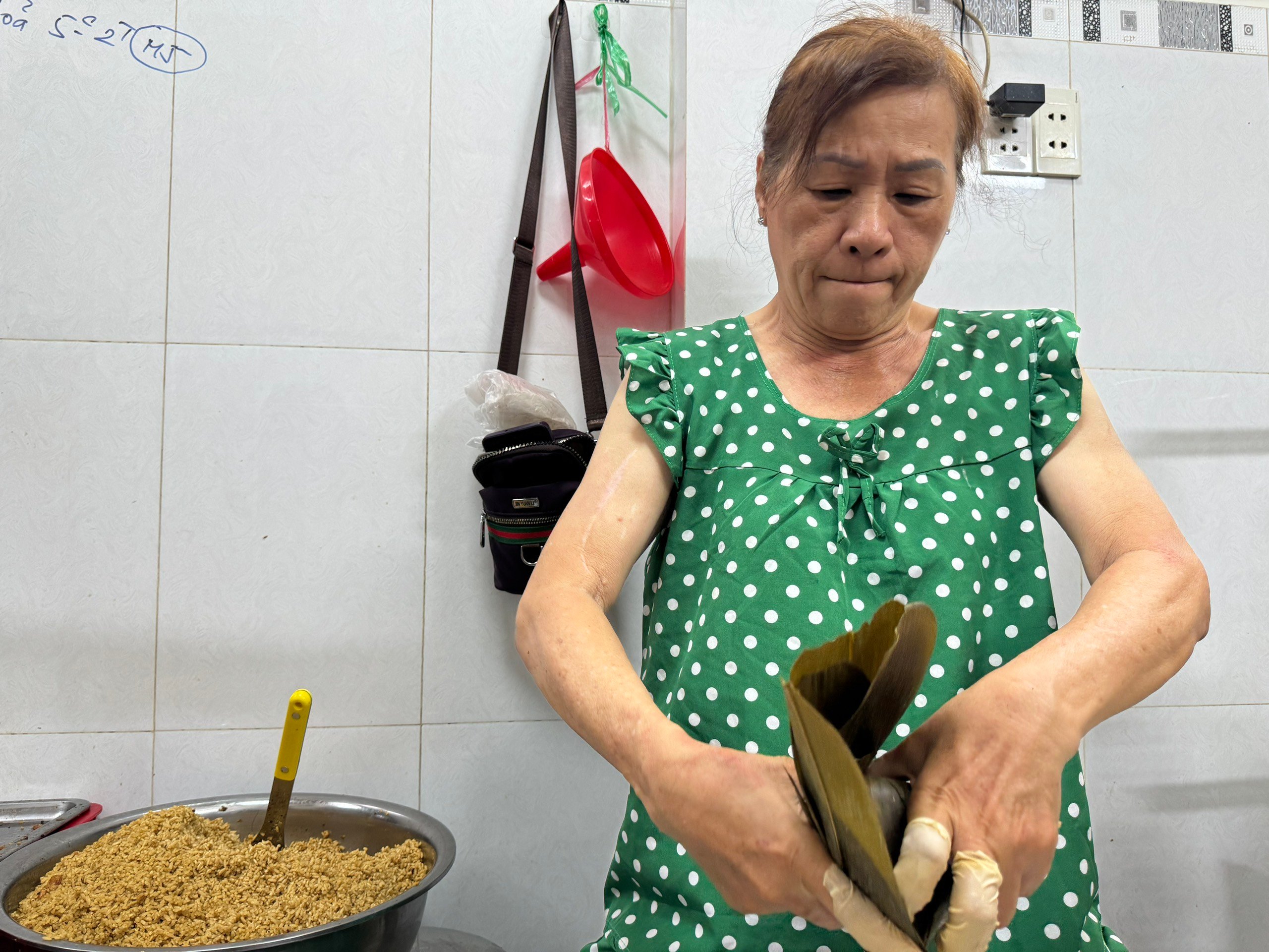 Người Hoa ở TP.HCM làm bánh bá trạng: Khách đặt trước một tháng, gói hơn 9.000 chiếc - Ảnh 5.