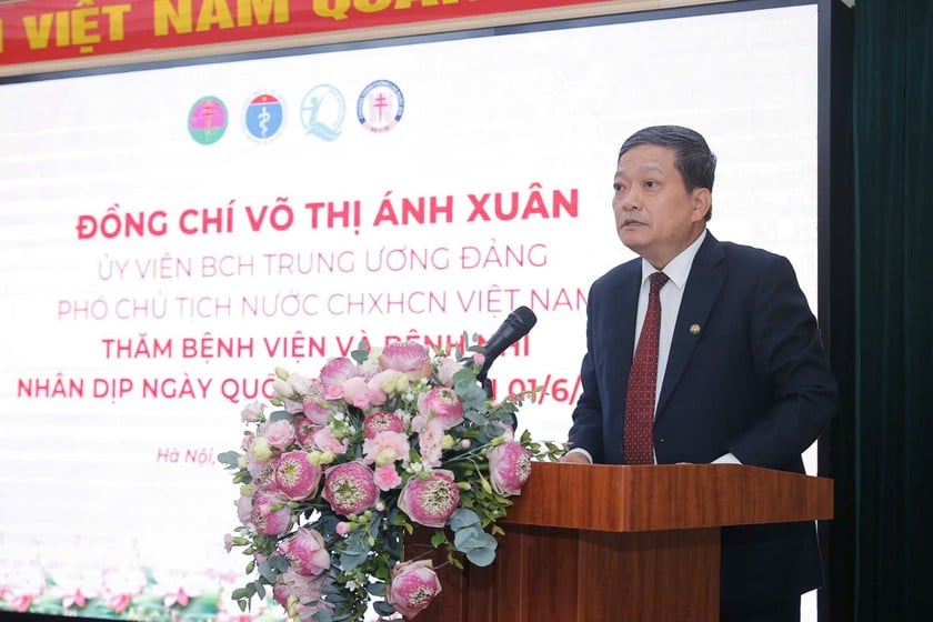 TS.BS Đinh Văn Lượng, Giám đốc Bệnh viện Phổi Trung ương, Trưởng ban Điều hành Chương trình Chống lao Quốc gia phát biểu tại buổi gặp mặt.