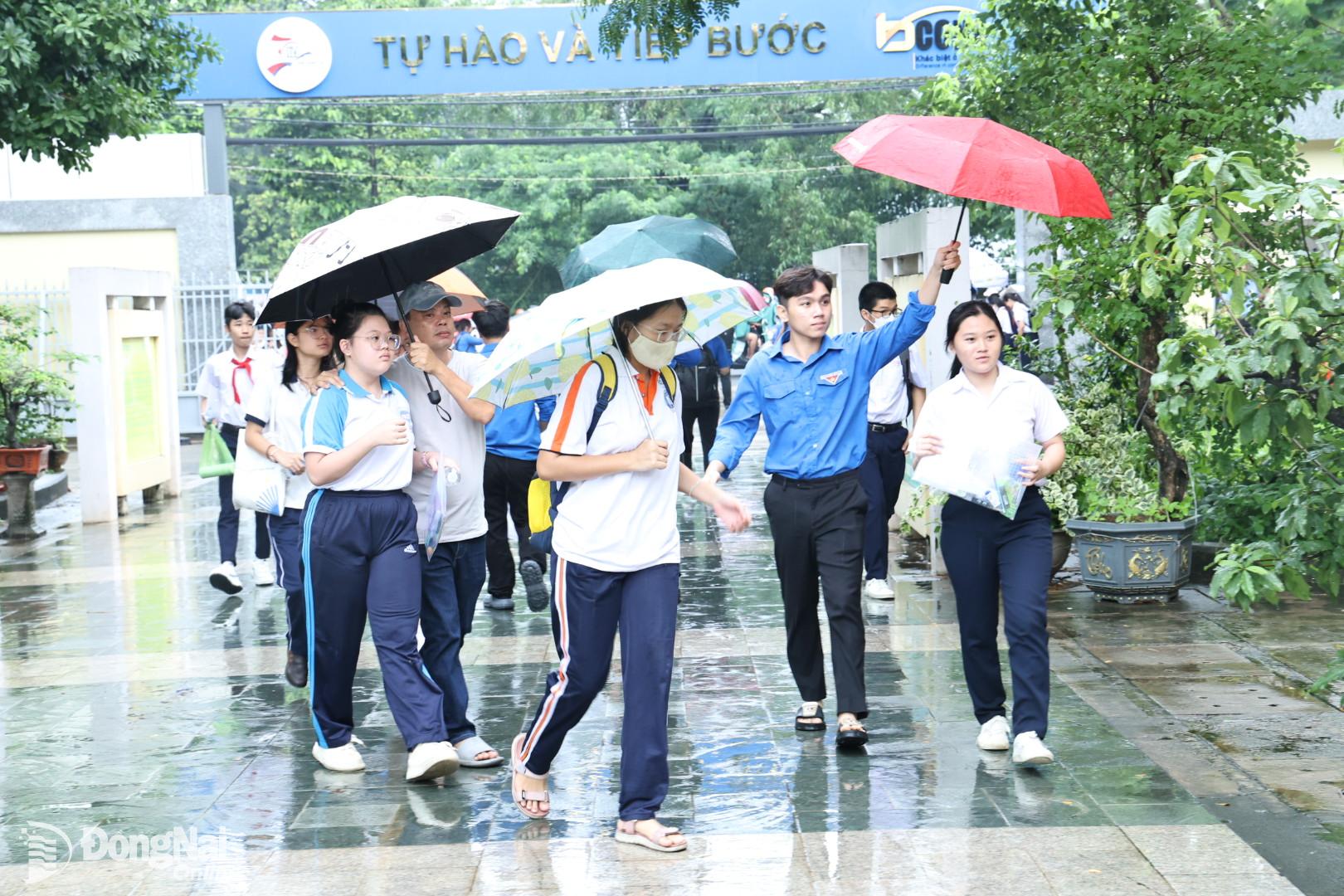 응시자들은 비엔호아 시에 있는 루옹 더 빈 영재고등학교에 시험을 보러 옵니다. 사진: 콩 응이아