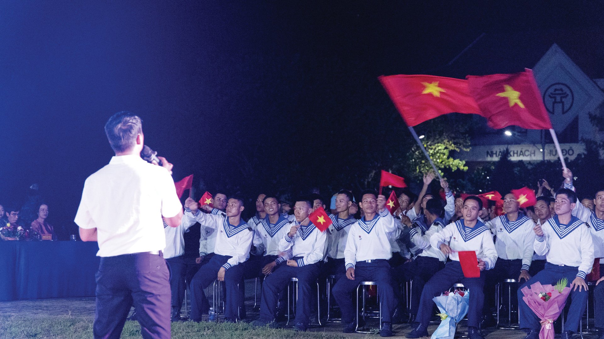 Các ca sĩ, nghệ sĩ đoàn nghệ thuận Nam Tây Nguyên tỉnh Lâm Đồng giao lưu văn nghệ với quân và dân trên đảo Trường Sa