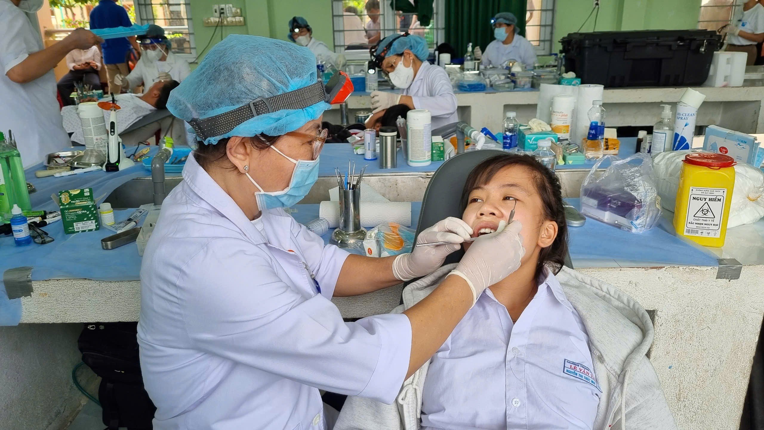 Bác sĩ của tổ chức COPI khám nha cho học sinh thị xã Điện Bàn, tỉnh Quảng Nam. (Ảnh: Liên hiệp các tổ chức hữu nghị tỉnh Quảng Nam)