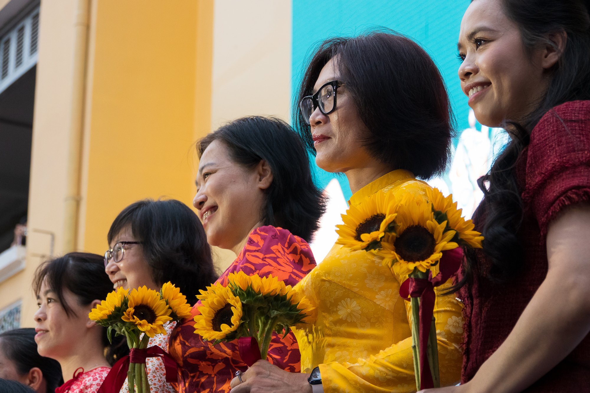 Học sinh Trường THPT Nguyễn Thị Minh Khai cười rồi khóc trong ngày chia tay - Ảnh 8.