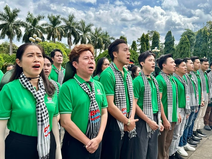 NSND Nguyễn Thị Thanh Thúy xúc động viếng Nghĩa trang Liệt sĩ tỉnh Gia Lai - Ảnh 3.