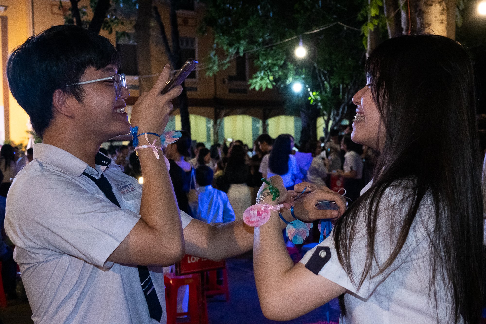 Học sinh Trường THPT Nguyễn Thị Minh Khai cười rồi khóc trong ngày chia tay - Ảnh 15.