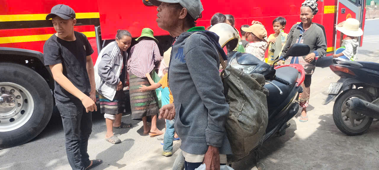 Mobilisation et rapatriement dans leur ville natale de 18 Laotiens qui mendiaient dans la ville de Quang Tri