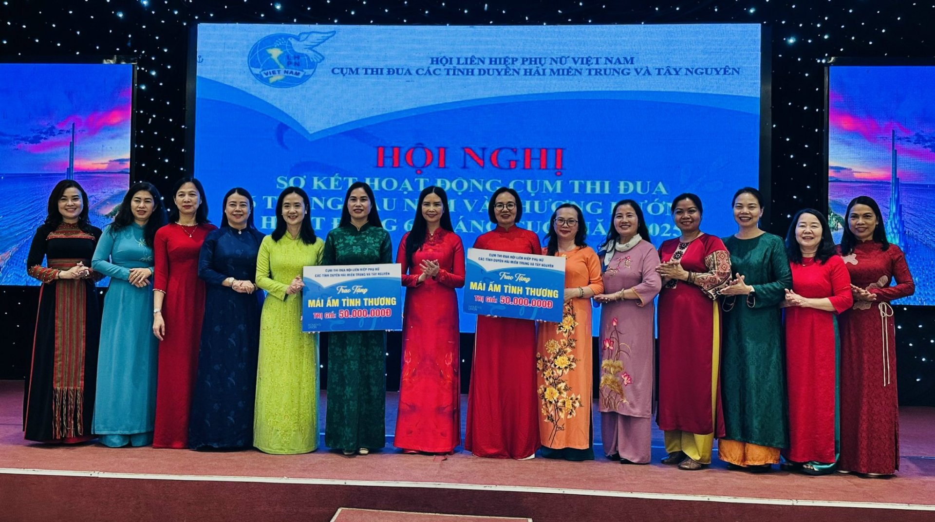 El Clúster de Emulación de la Costa Central y las Tierras Altas Centrales donó fondos para construir dos casas cálidas para la Unión de Mujeres de la provincia de Phu Yen y la Unión de Mujeres de la provincia de Dak Nong. Foto: NGOC DUNG