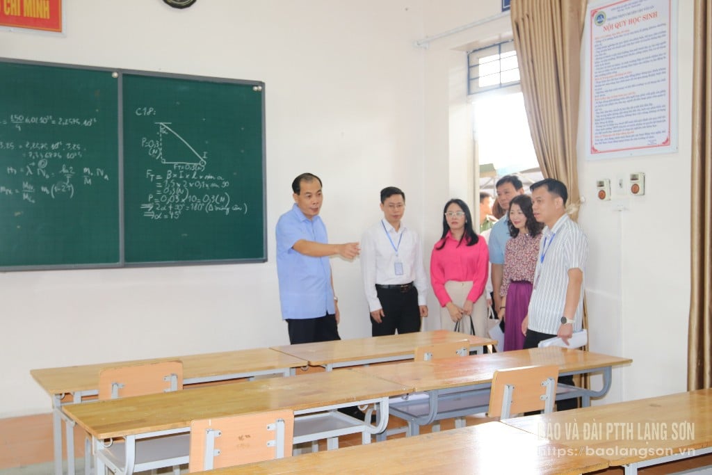  La délégation de travail du Comité directeur provincial des admissions au lycée, dirigée par le directeur du Département de l'éducation et de la formation, chef adjoint du Comité permanent du Comité directeur des admissions au lycée pour l'année scolaire 2025-2026, a inspecté la salle d'examen sur le site d'examen du lycée spécialisé Chu Van An.