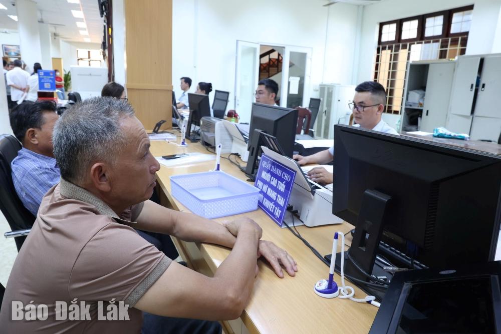 Resolver trámites administrativos de personas ante la Oficina de Catastro Municipal. Buon Ma Thuot Foto de ilustración.