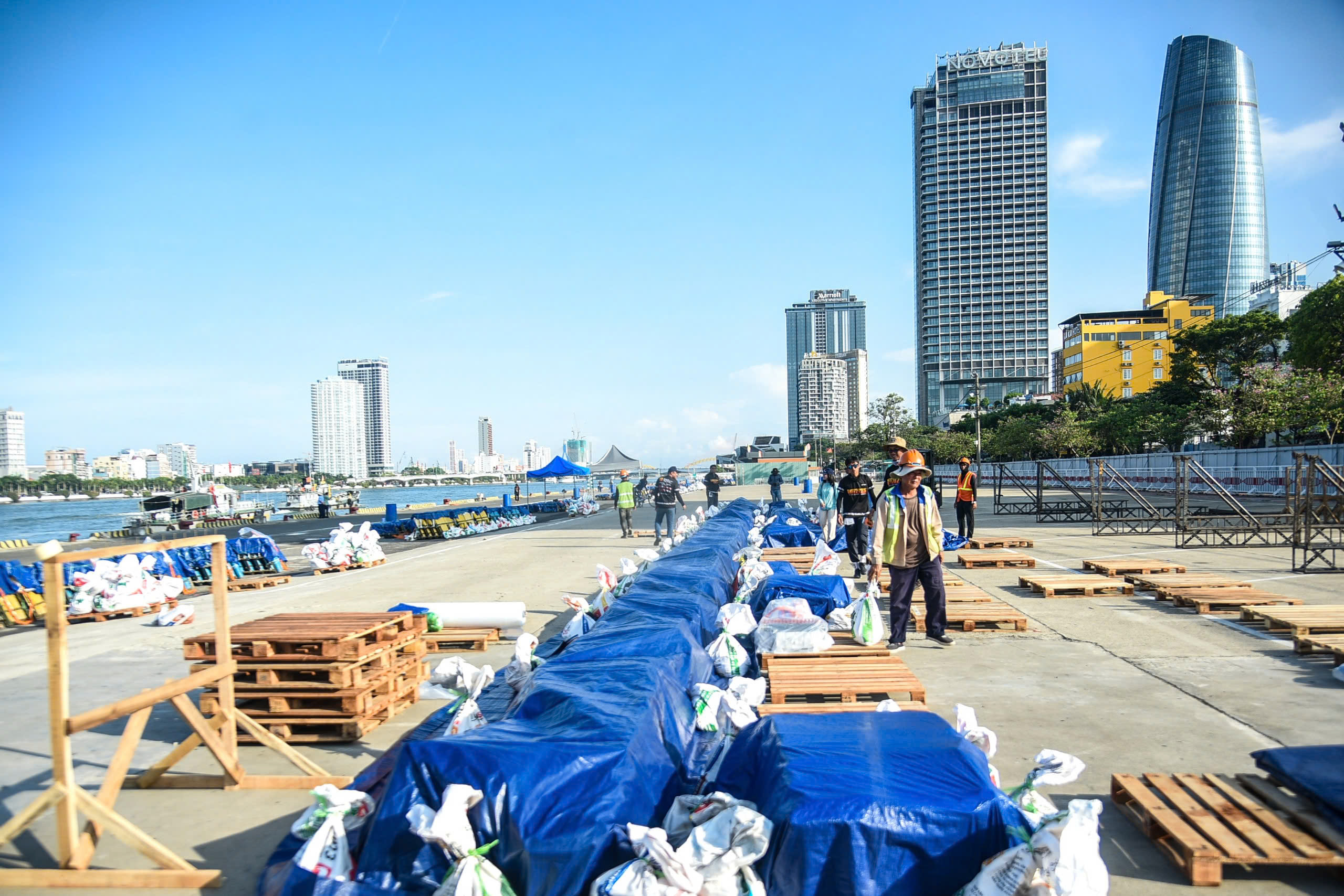'Trận địa' pháo hoa trước giờ khai hỏa: 'Đại chiến ánh sáng' trên sông Hàn- Ảnh 1.