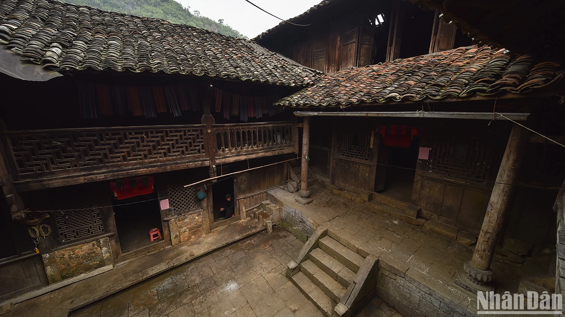 Ha Sung - Shadow of time on the stone plateau photo 2
