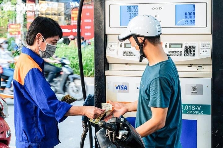 Gasoline prices increased, oil prices decreased from the afternoon of May 29. (Illustration photo: Minh Duc).