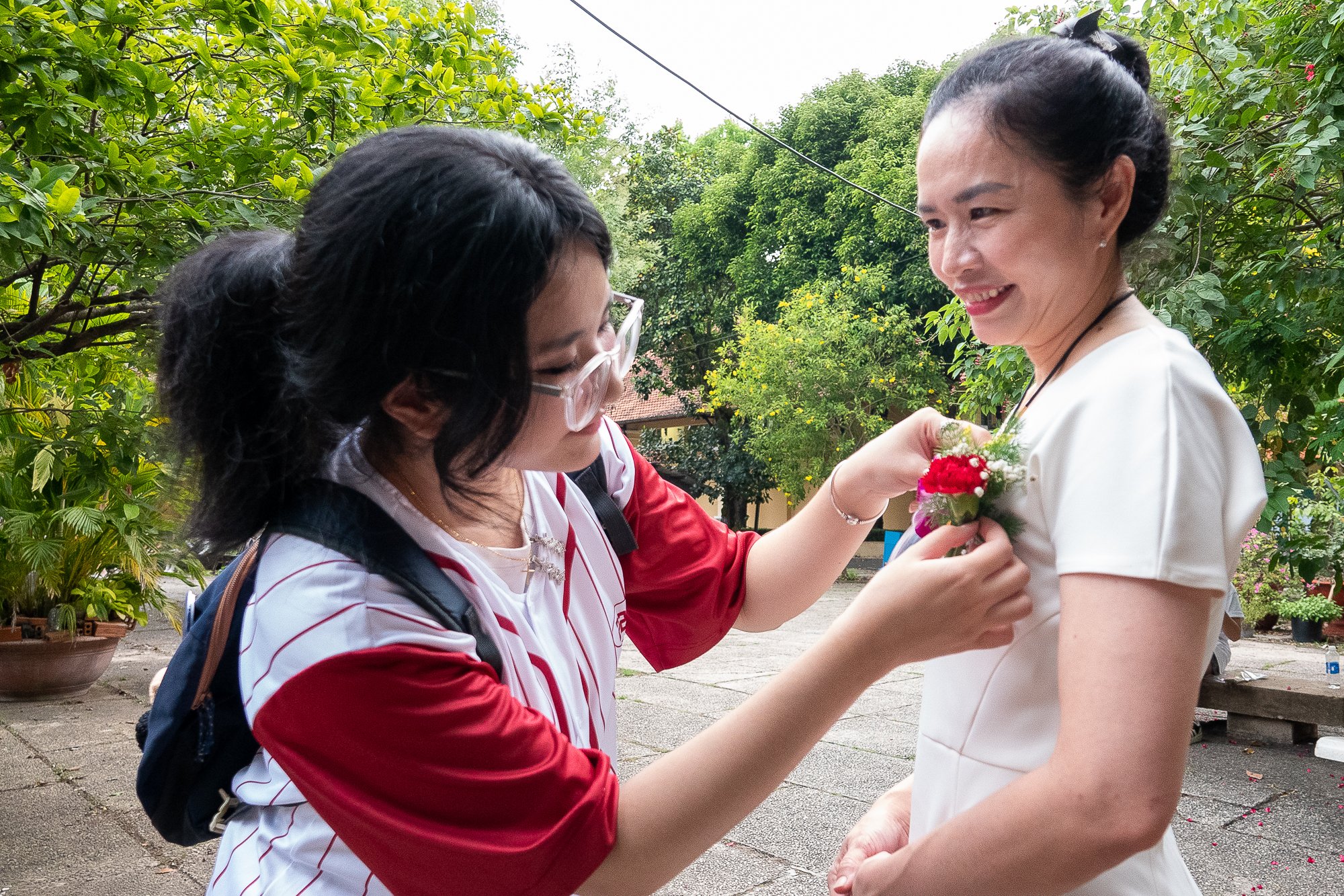 Học sinh Trường THPT Nguyễn Thị Minh Khai cười rồi khóc trong ngày chia tay - Ảnh 9.