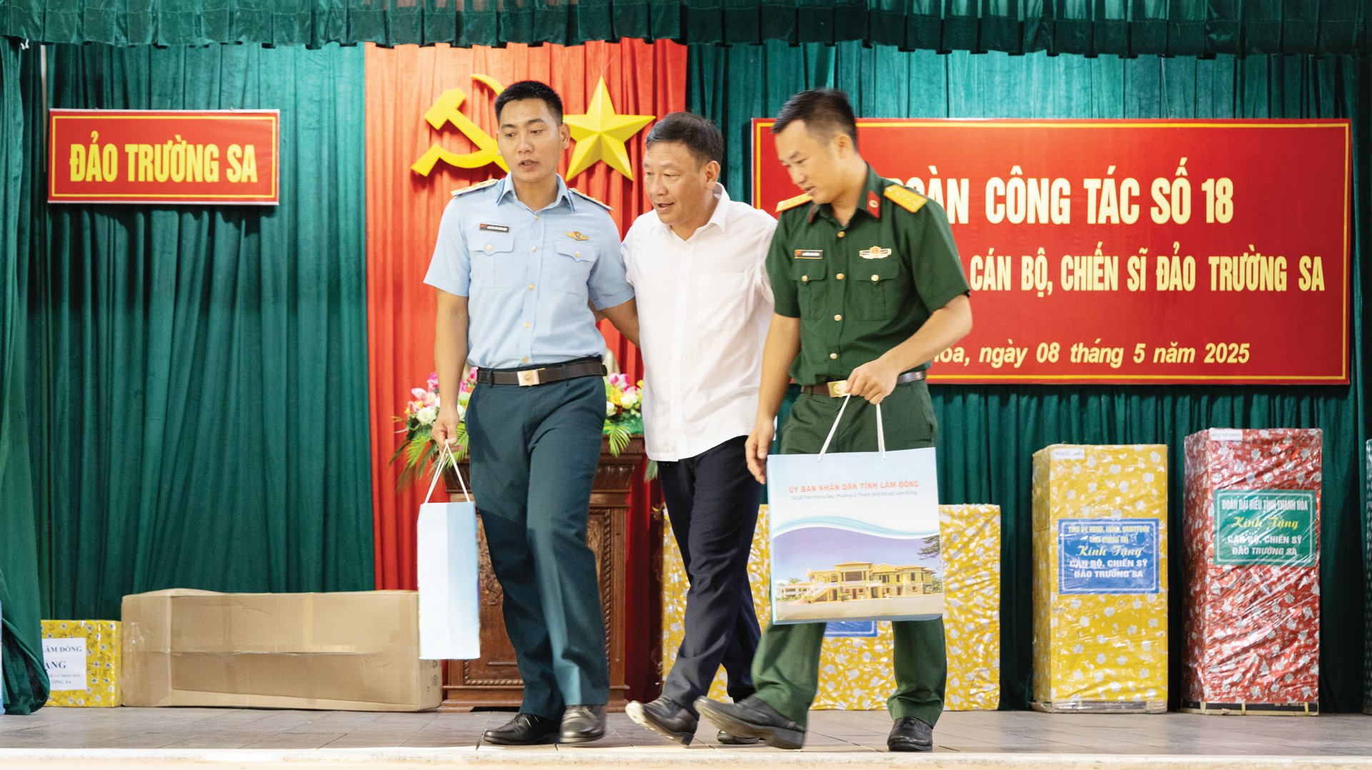 Phó Bí thư Tỉnh ủy Lâm Đồng Bùi Thắng trao quà, hỏi thăm chiến sĩ quê Lâm Đồng đang sống, công tác trên đảo Trường Sa