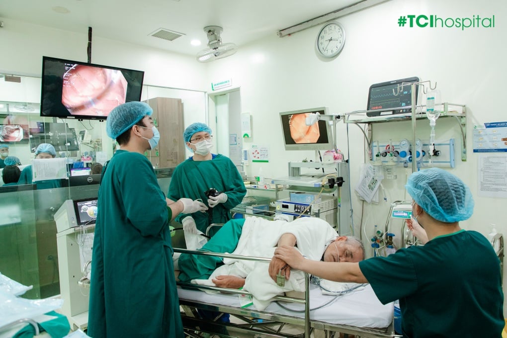 Do dự không cắt 12 polyp đại tràng, bệnh nhân 70 tuổi cấp cứu sau nửa năm - 3