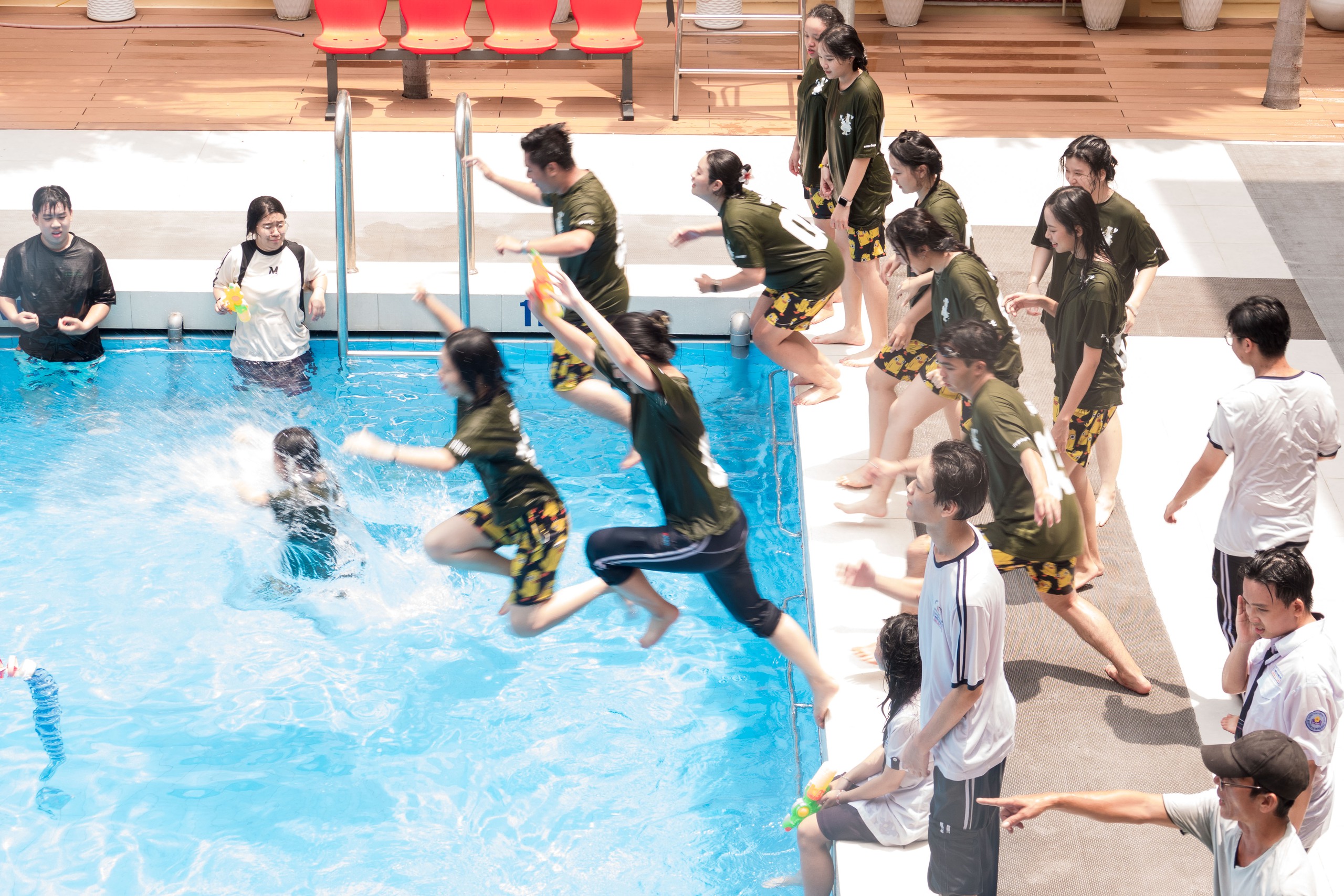 Am letzten Schultag der 12. Klasse ins Schwimmbad zu springen war