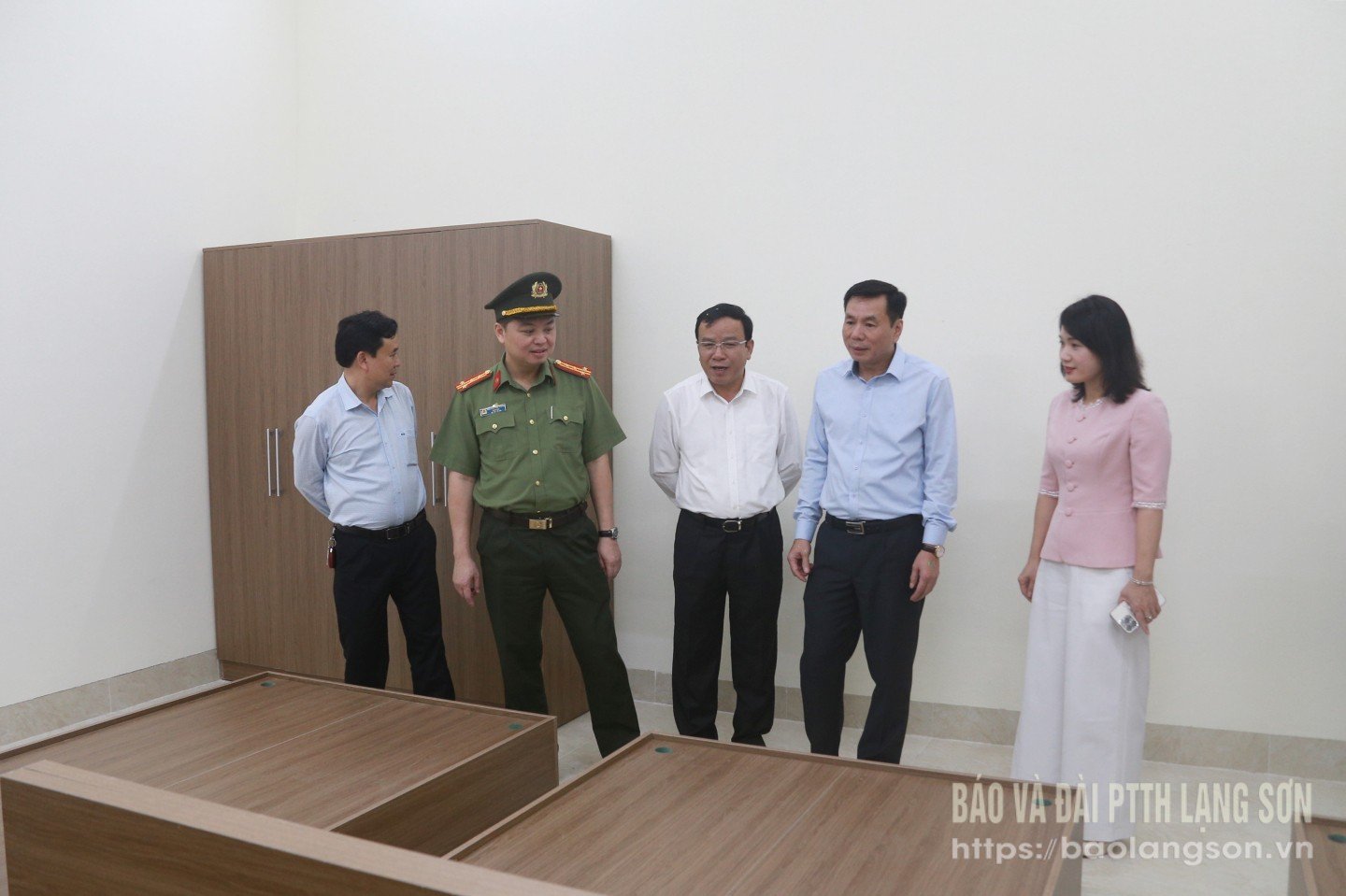 Các đại biểu tham quan công trình