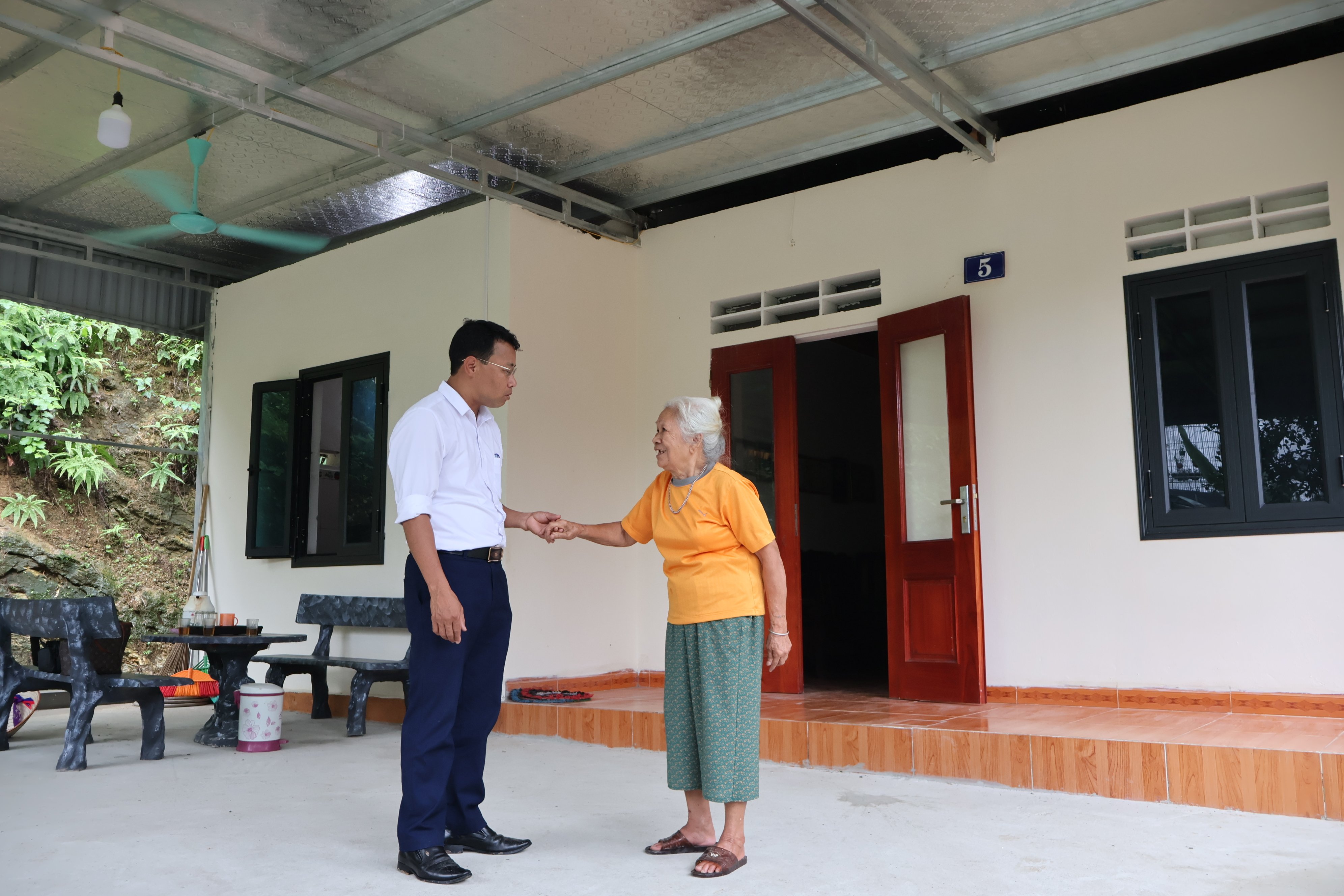 Doan Hung៖ ១៧១ គ្រួសារបានទទួលប្រាក់ឧបត្ថម្ភ ដើម្បីរុះរើផ្ទះបណ្ដោះអាសន្ន និងទ្រុឌទ្រោម។