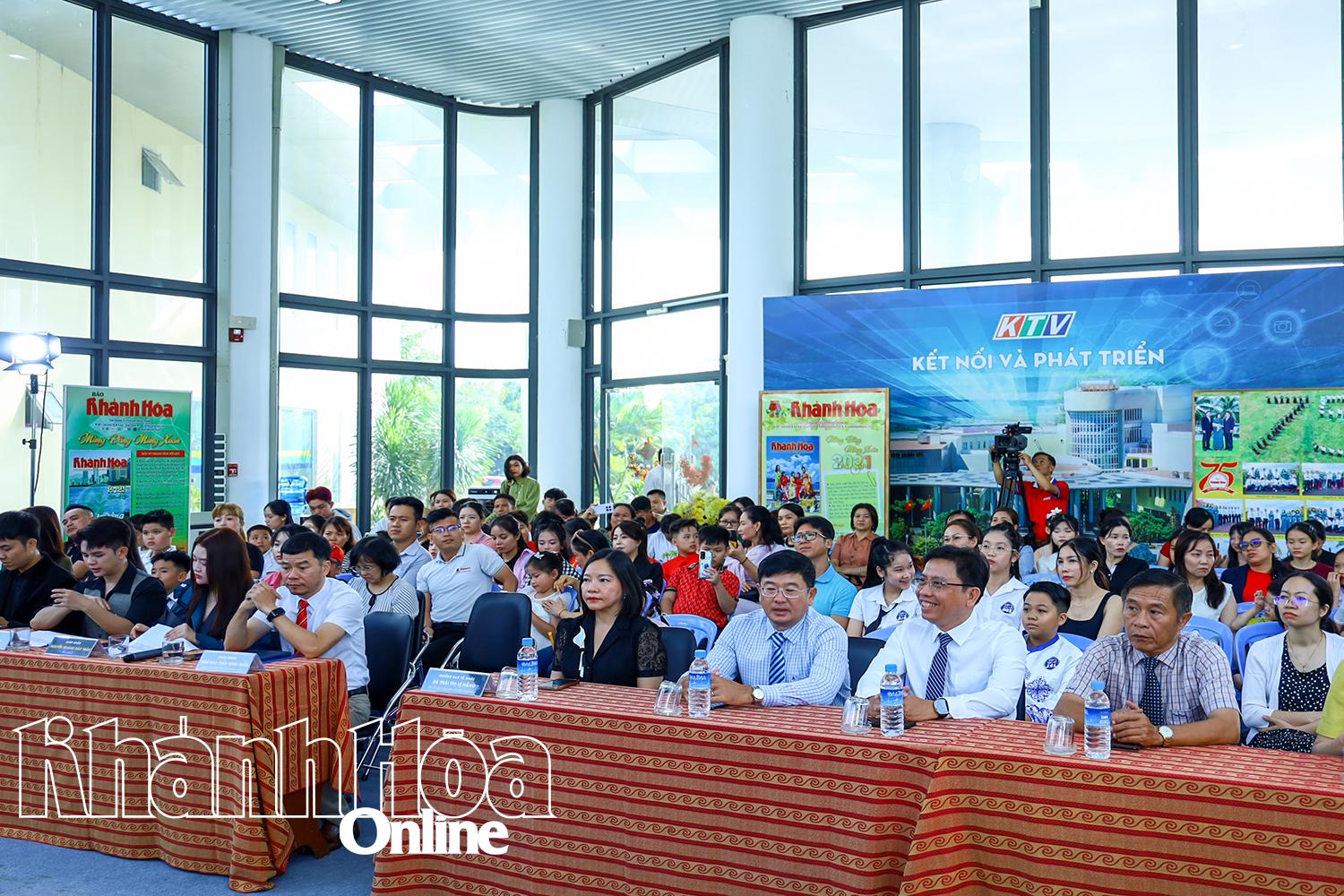 Các thành viên Ban tổ chức và thí sinh tham dự vòng sơ loại.