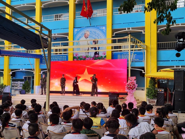 Cérémonie unique de fin d'année scolaire : les élèves regardent des pièces de théâtre, écoutent des messages d'été - Photo 5.