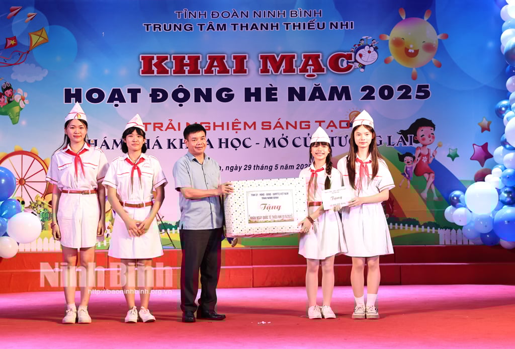 Representatives of the Department of Health presented gifts to children at the Provincial Youth and Children Center.