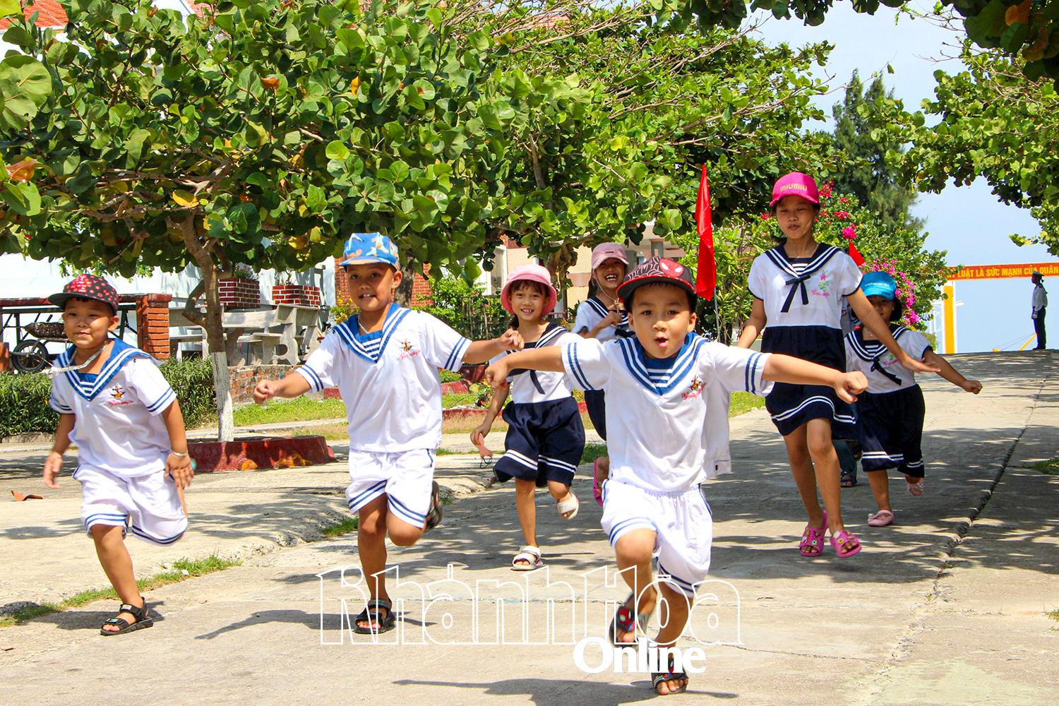 កុមារនៅលើកោះ Truong Sa លេងដោយស្លូតត្រង់។