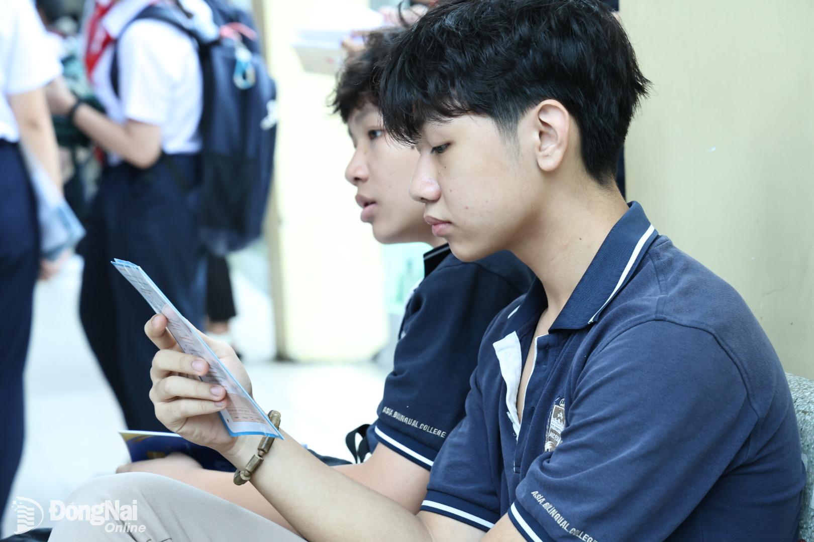 응시자는 시험장에 들어가기 전에 일찍 시험장에 도착하여 자신의 지식을 검토해야 합니다. 사진: 콩 응이아