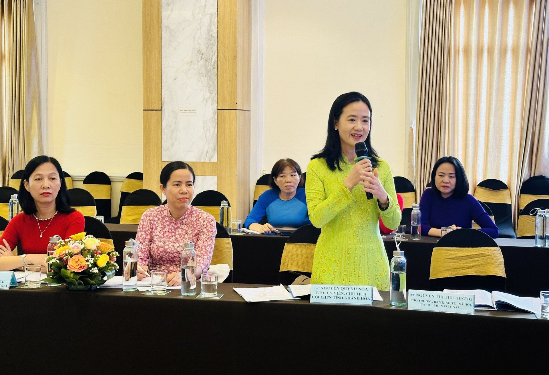 Los líderes de la Unión de Mujeres de la Provincia de Khanh Hoa hablaron en la conferencia. Foto: NGOC DUNG