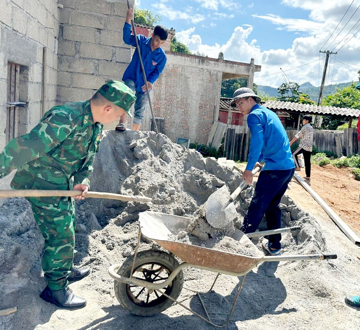 Đồn Biên phòng Bạch Đích phối hợp với đoàn thanh niên hỗ trợ các hộ xóa nhà tạm.