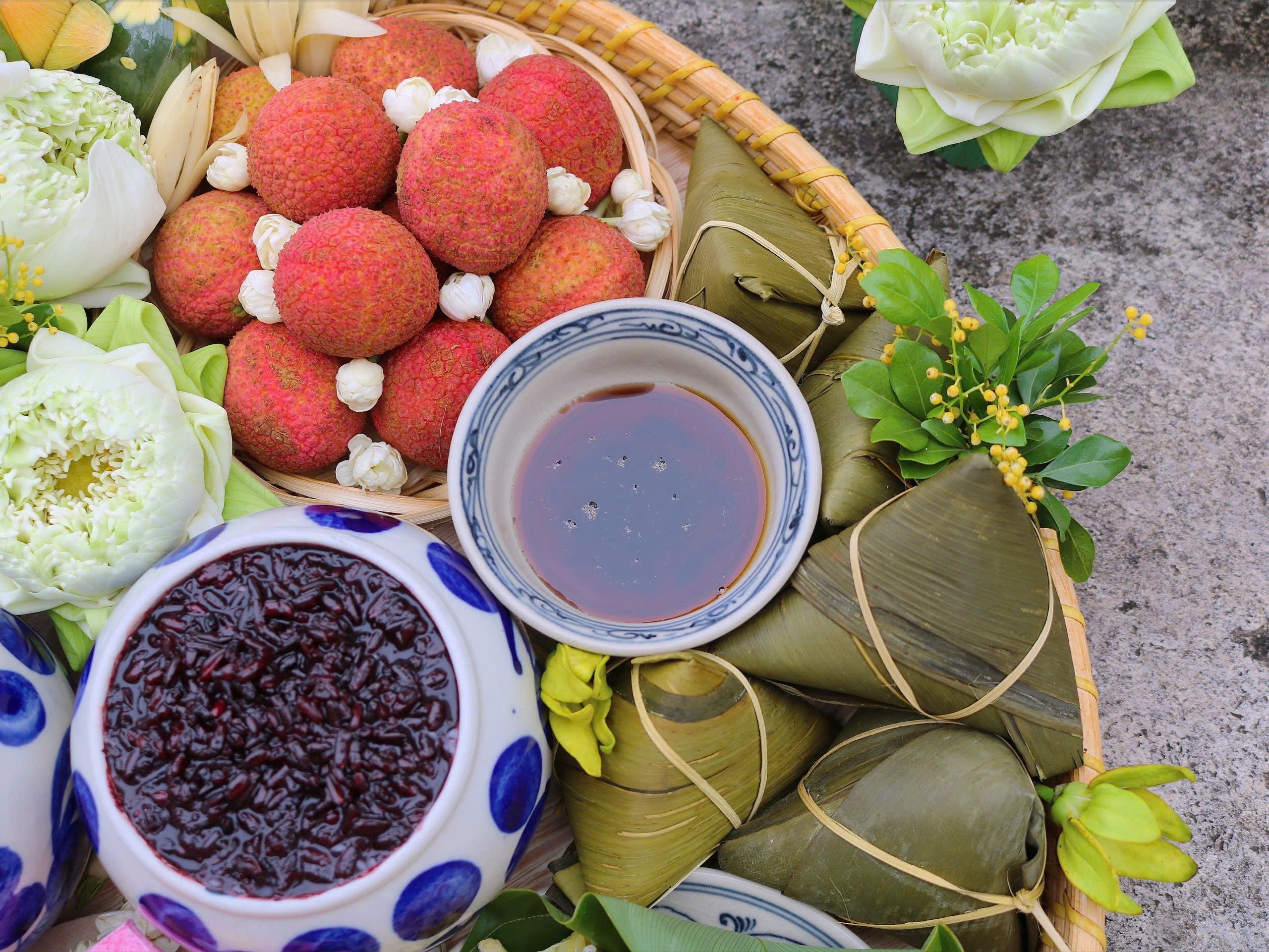 Mâm cúng Tết Đoan Ngọ của mẹ đảm Hà thành: Gói trọn hồn Việt trong từng lễ vật - Ảnh 3.