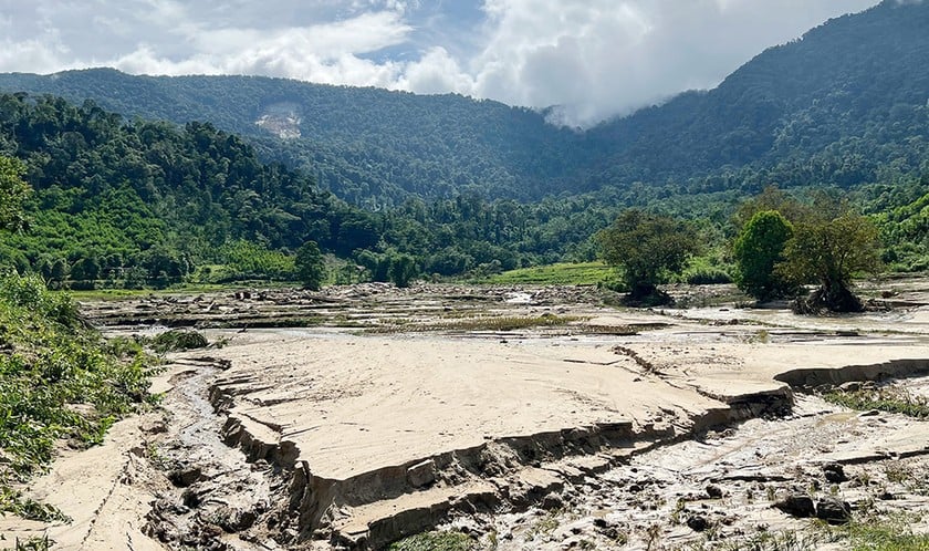 Bùn đất từ trên núi đổ về bản sau mưa lũ