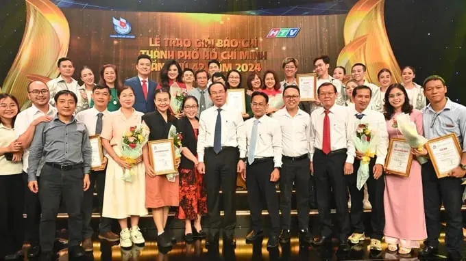 លេខាគណៈកម្មាធិការបក្សទីក្រុងហូជីមិញ លោក Nguyen Van Nen និងអ្នកនិពន្ធកាសែត SGGP បានឈ្នះពានរង្វាន់សារព័ត៌មានទីក្រុងហូជីមិញលើកទី ៤២ ក្នុងឆ្នាំ ២០២៤។ រូបថត៖ VIET DUNG