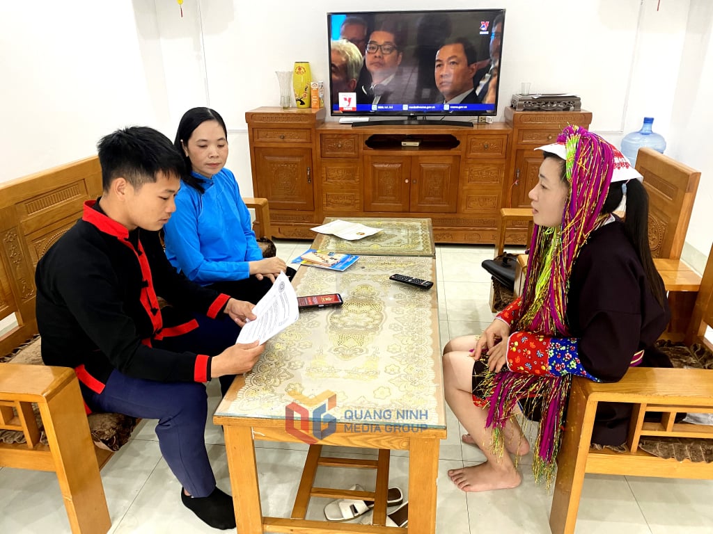 Tổ công nghệ số thôn Tân Sơn, xã Quảng Tân, huyện Đầm Hà tuyên truyền cho người dân ở thôn về chuyển đổi số. Ảnh: Ngọc Trâm