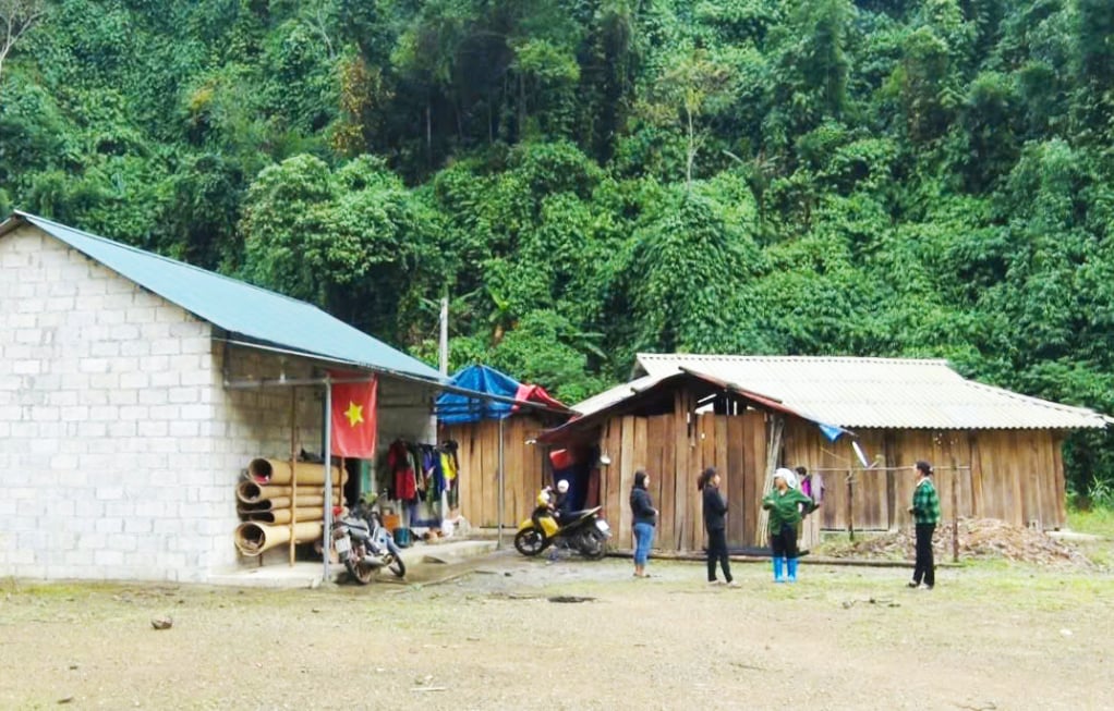 Les habitants du village de Nam Dang, commune de Quang Trong (Thach An), construisent des maisons dans la zone du projet.