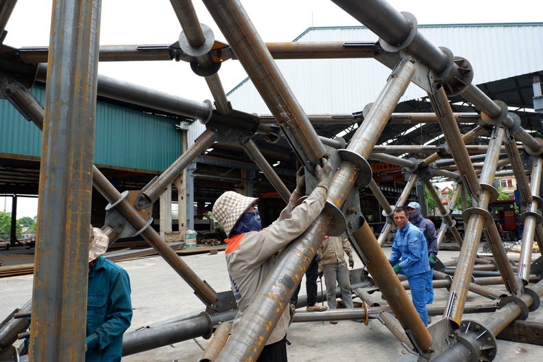 Công ty TNHH MTV Xây lắp điện 4 (PCC4) đã chủ động, linh hoạt nhập nguyên liệu trong và ngoài nước đáp ứng yêu cầu thi công liên tục cột thép cho Dự án đường dây 500 kV Lào Cai - Vĩnh Yên.