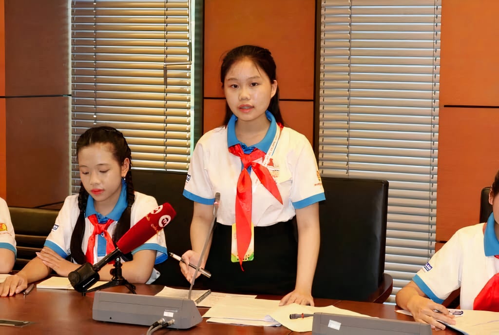 Nguyen Linh Ngoc นักเรียนชั้นมัธยมศึกษาปีที่ 3 จากโรงเรียนมัธยม Chu Van An (เมือง Cam Pha) เป็นหนึ่งในนักเรียนที่ได้รับรางวัล Kim Dong Award ประจำปีการศึกษา 2024-2025