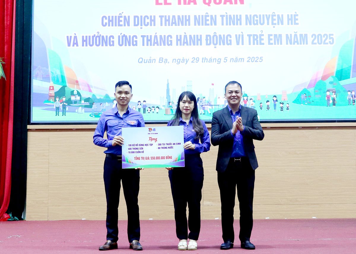 Les dirigeants de l'Union de la jeunesse provinciale de Tuyen Quang ont présenté une plaque symbolique pour soutenir les ressources de l'Union de la jeunesse du district de Quan Ba.