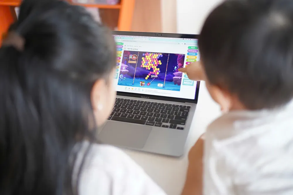 Phụ huynh đối mặt với thách thức lớn trong việc bảo vệ con khỏi các rủi ro trực tuyến.jpg