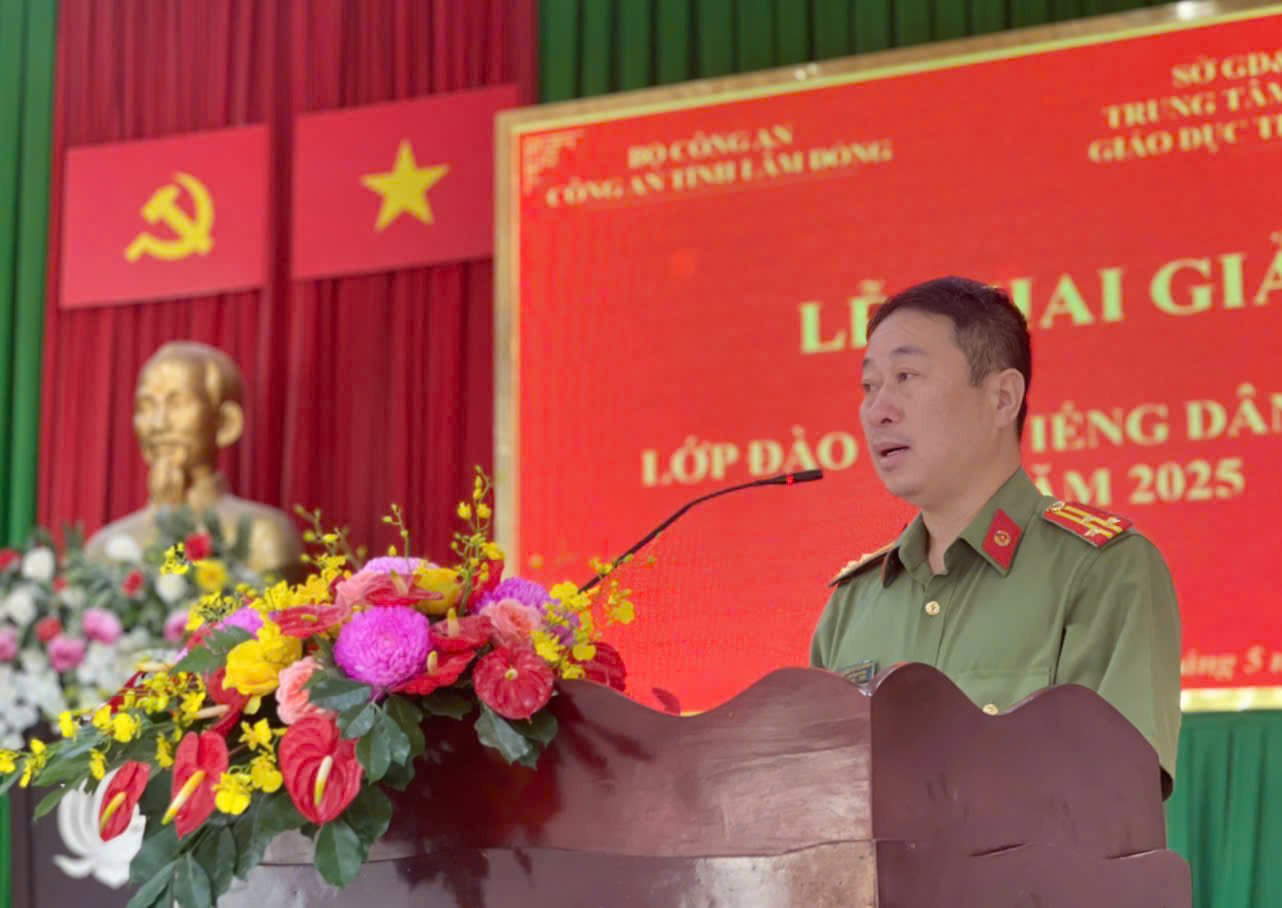 Thượng tá Nguyễn Thanh Nam – Trưởng phòng Tổ chức cán bộ quán triệt nội dung lớp học đến các học viên