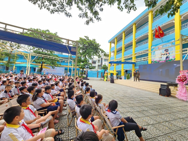 Cérémonie unique de fin d'année scolaire : les élèves regardent des pièces de théâtre, écoutent des messages d'été - Photo 6.