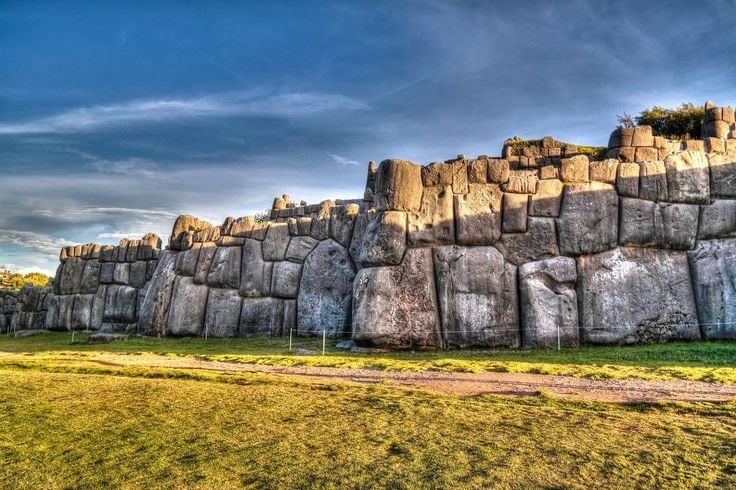 7. Vẫn còn nhiều bí ẩn chưa được lý giải. Không ai biết chính xác người Inca đã vận chuyển và lắp ghép những khối đá khổng lồ bằng cách nào khi không có bánh xe hay công cụ hiện đại. Ảnh: Pinterest.