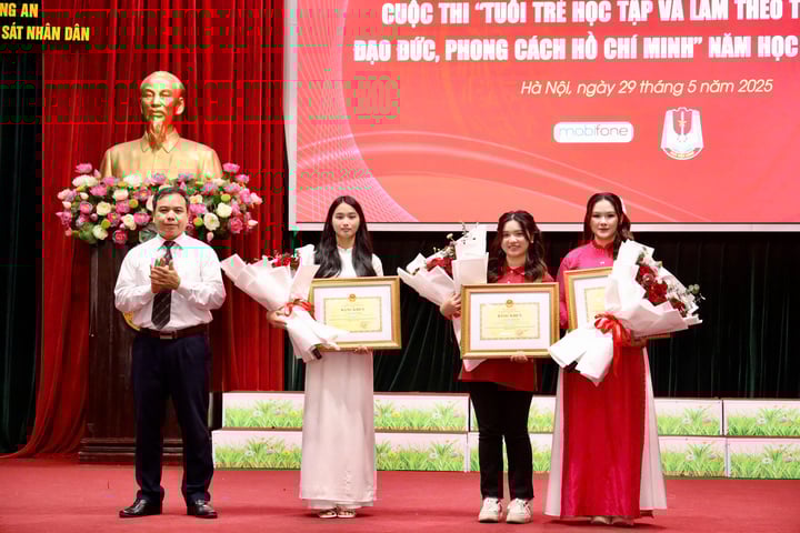 3 thí sinh đạt giải Nhất cuộc thi.