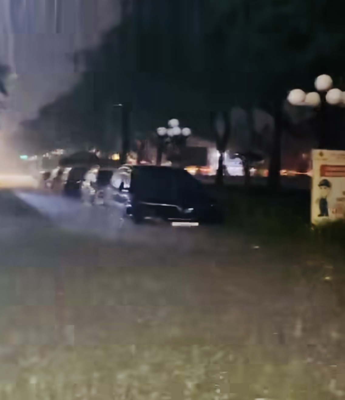 Las fuertes lluvias provocaron profundas inundaciones, obligando a que muchos vehículos quedaran estacionados cerca del edificio de viviendas sociales de 18 pisos de la ciudad. Phu My se inundó, el agua inundó el auto.