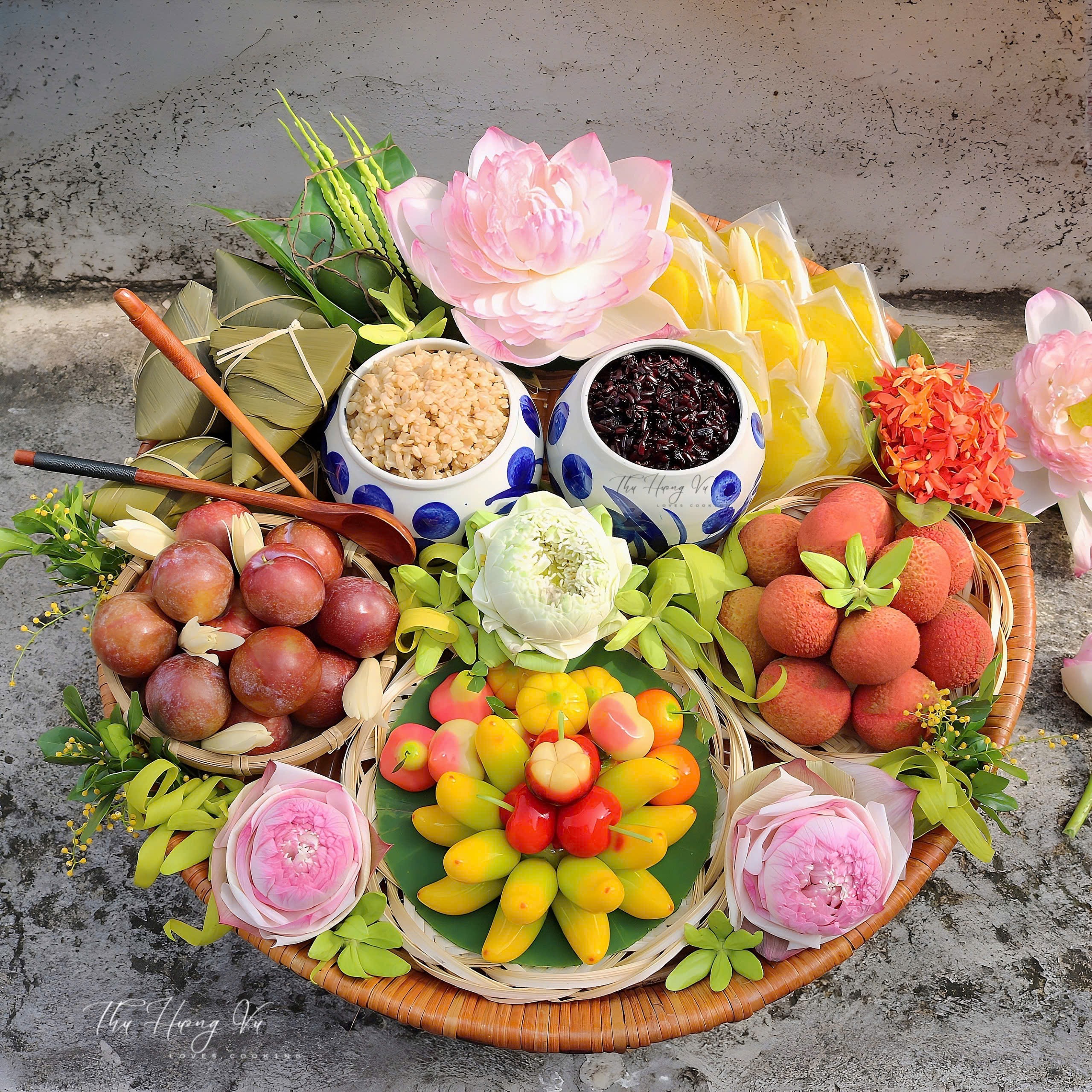 Mâm cúng Tết Đoan Ngọ của mẹ đảm Hà thành: Gói trọn hồn Việt trong từng lễ vật - Ảnh 8.