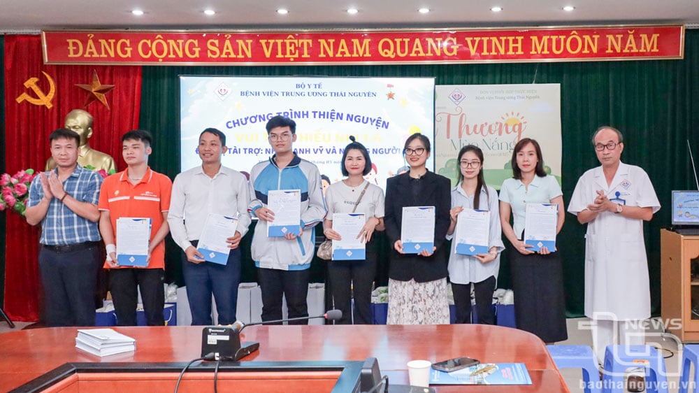 Les dirigeants de l’hôpital central Thai Nguyen ont présenté une lettre de remerciement aux bienfaiteurs qui ont accompagné et organisé le programme.