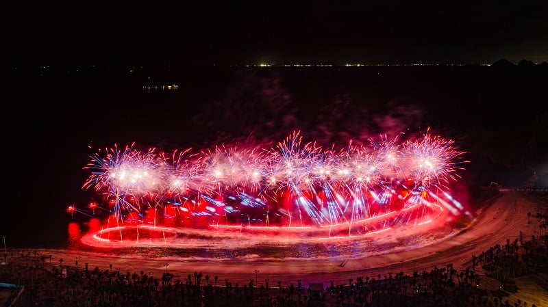 The unprecedented show that set two Guinness records is about to open on the evening of May 30 at Cat Ba Central Bay.