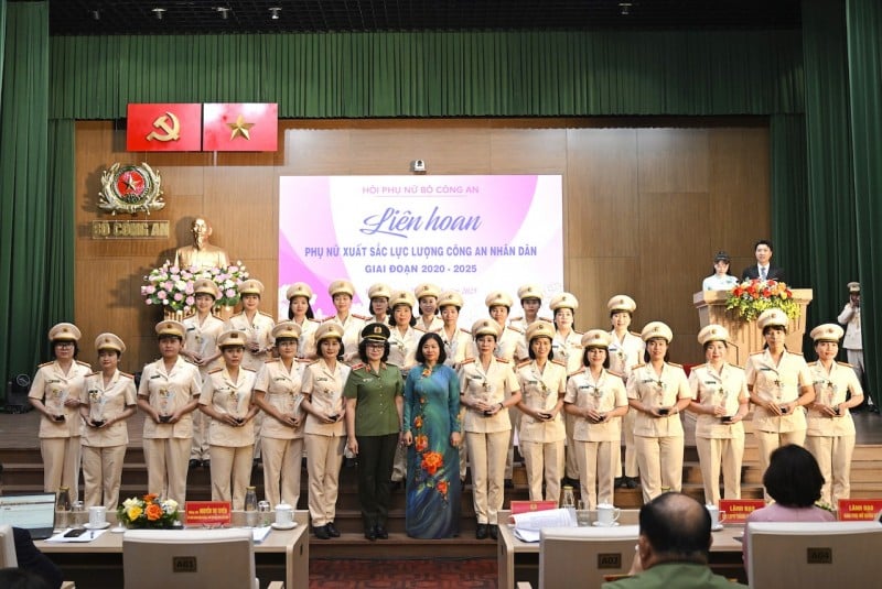 Chủ tịch Trung ương Hội LHPN Việt Nam Nguyễn Thị Tuyến và Thiếu tướng Ngô Hoài Thu đã trao biểu trưng tặng cho các tập thể và cá nhân. (Ảnh: N.T)